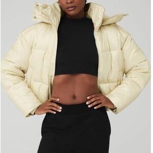 ALO Yoga Pearlized Pristine Puffer in French Vanilla, M